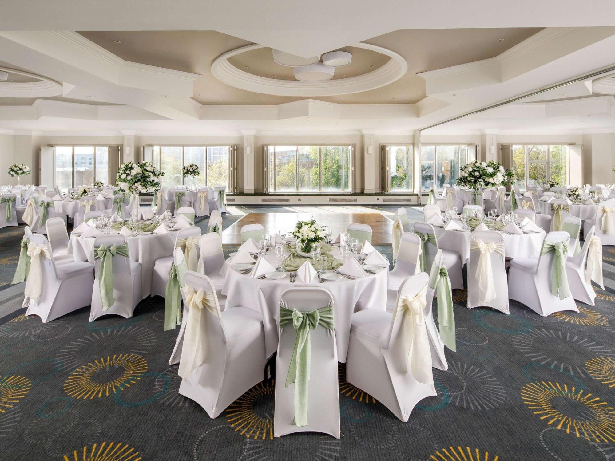Mercure Bedford Centre Hotel Buitenkant foto